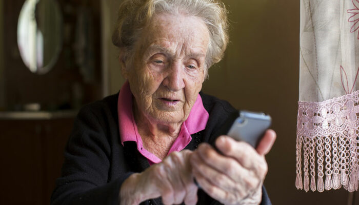 9 tips to help seniors use smartphones with ease